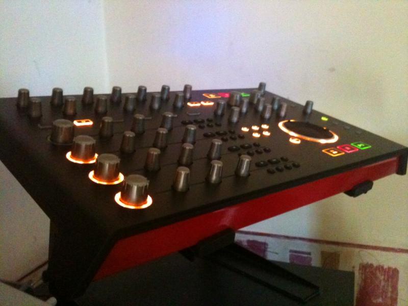 VirtualDJ Numark 4DMC Ok, it's just my pimped Mixmeister controller...