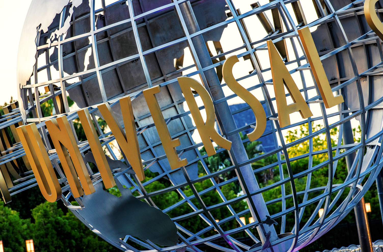 Universal Studios, Six Flags Magic Mountain May Require Vaxx Proof – Deadline