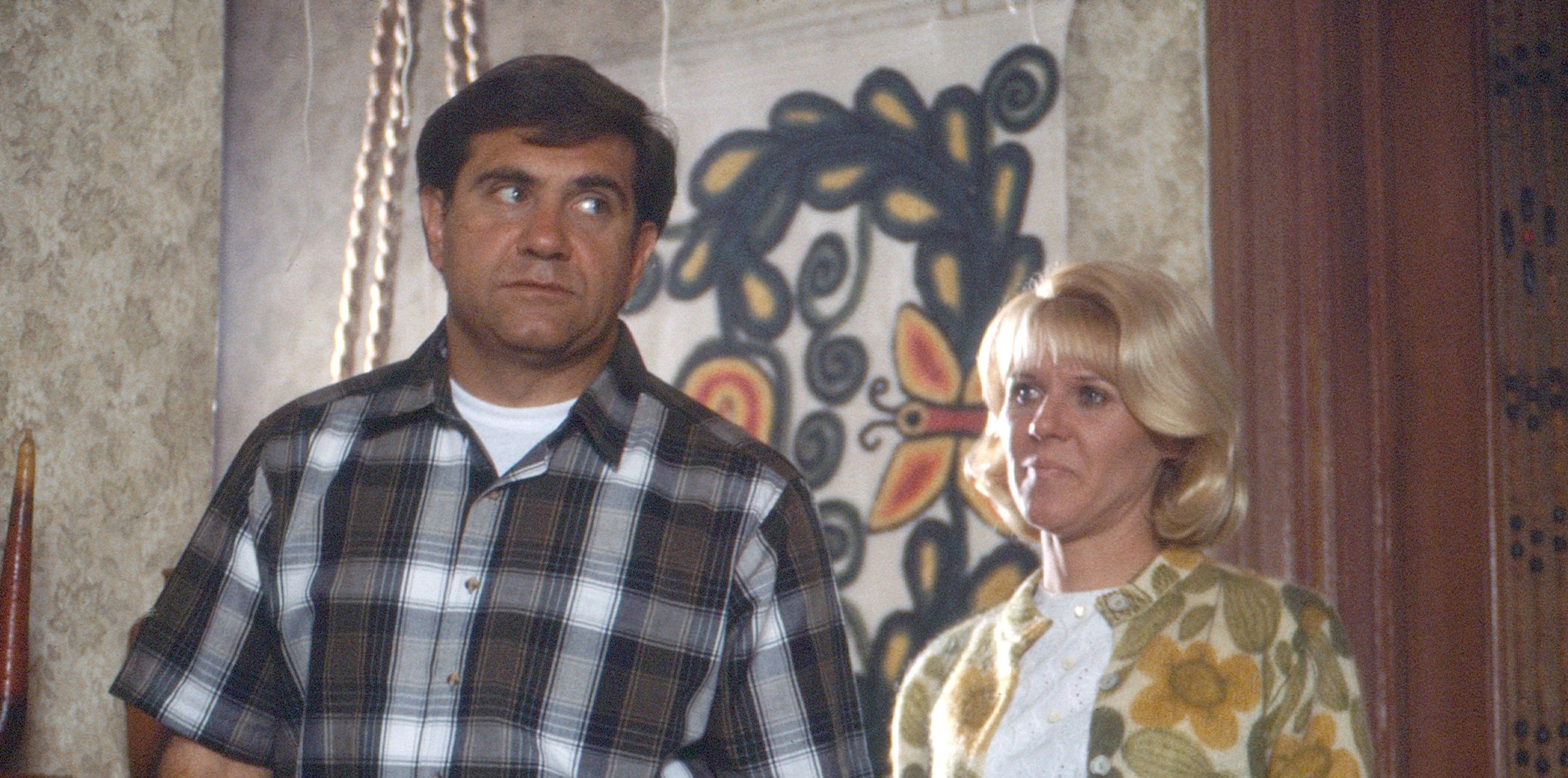 Dan Mills Show 2023 Wonder Years' Co-Stars Alley Mills & Dan Lauria Reunite On Stage – Deadline