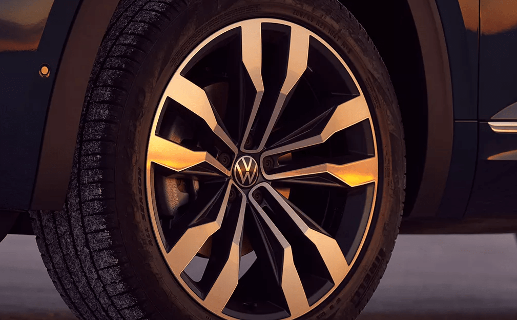 2023 Volkswagen Atlas vs 2023 Nissan Rogue near Patchogue, NY East