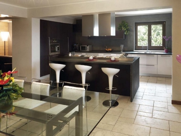 Exklusive Küche mit Kochinsel von TM Einrichtungstrends