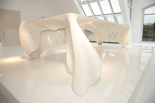 Verspieltes Tisch Design in höchst realistischer Optik von