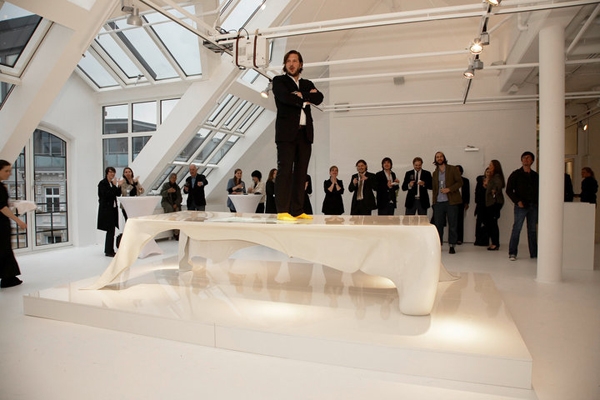 Verspieltes Tisch Design in höchst realistischer Optik von