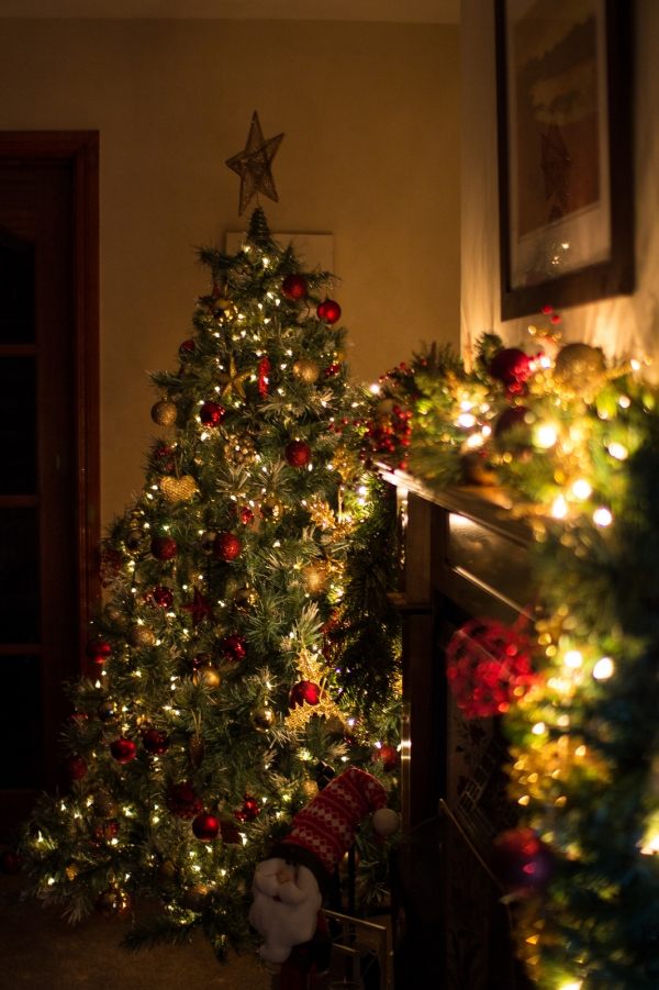 Comment décorer le sapin de Noël en guirlandes lumineuses