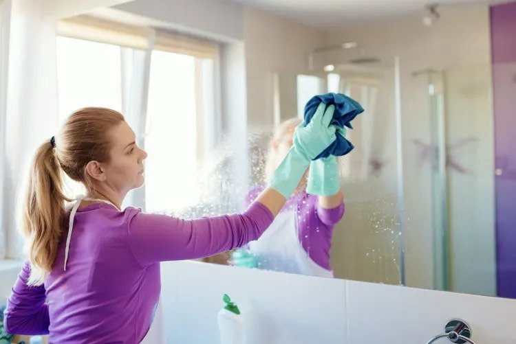 How to Clean a Mirror Without Steaks Avoid These 3 Mistakes!