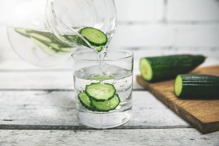 Drinking cucumber water what are the benefits and how to prepare it