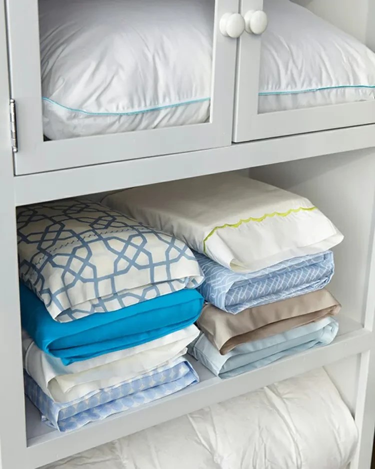 How to fold bed sheets using Marie Kondo method and save space in the closet