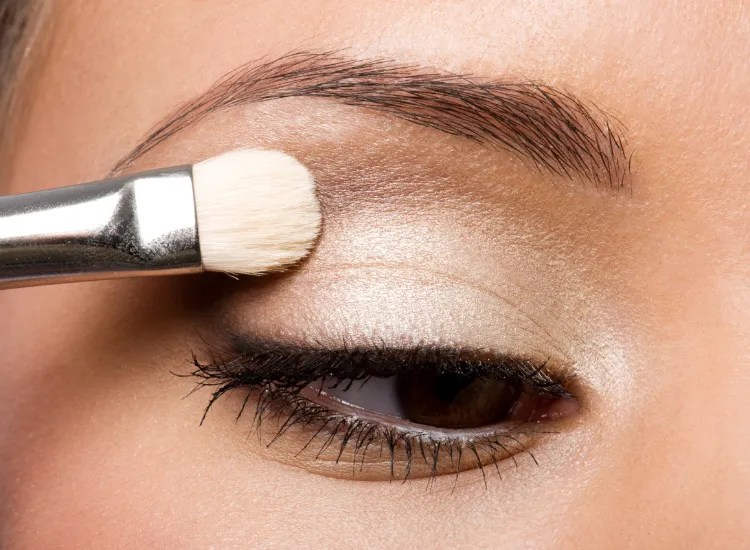 How to Prevent Eyeshadow from Creasing on Oily Eyelids