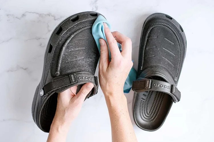 How to Clean Crocs from Dust and Mud In the Washing Machine?