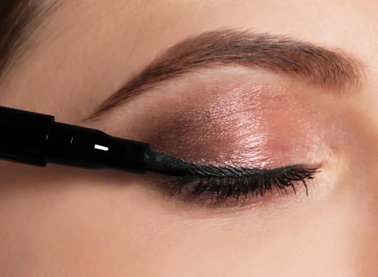 How to Prevent Eyeshadow from Creasing on Oily Eyelids