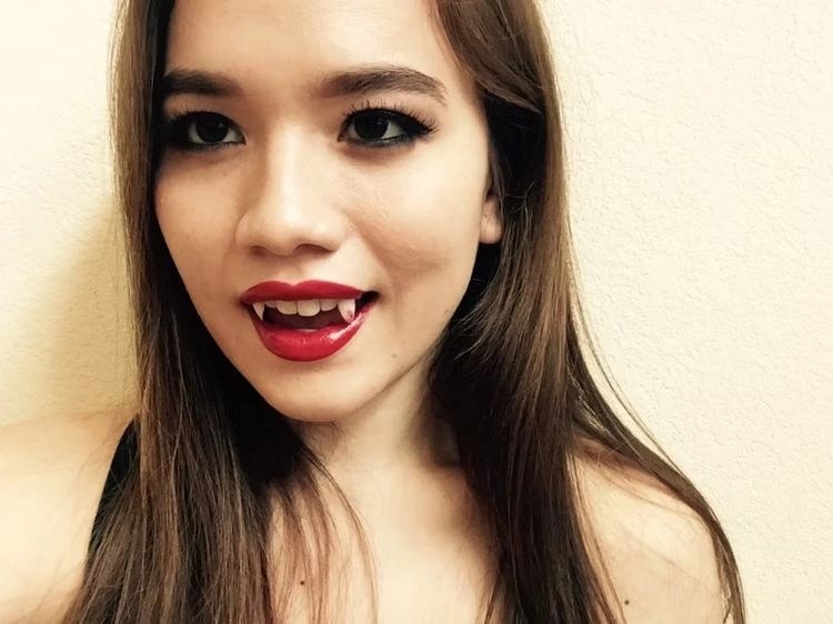 How to Make Your Own Vampire Teeth? 4 Quick & Easy Tutorials