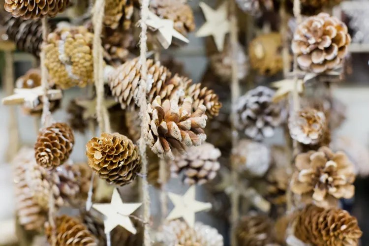 DIY Pine Cone Garland for a Cozy Atmosphere in Your Home