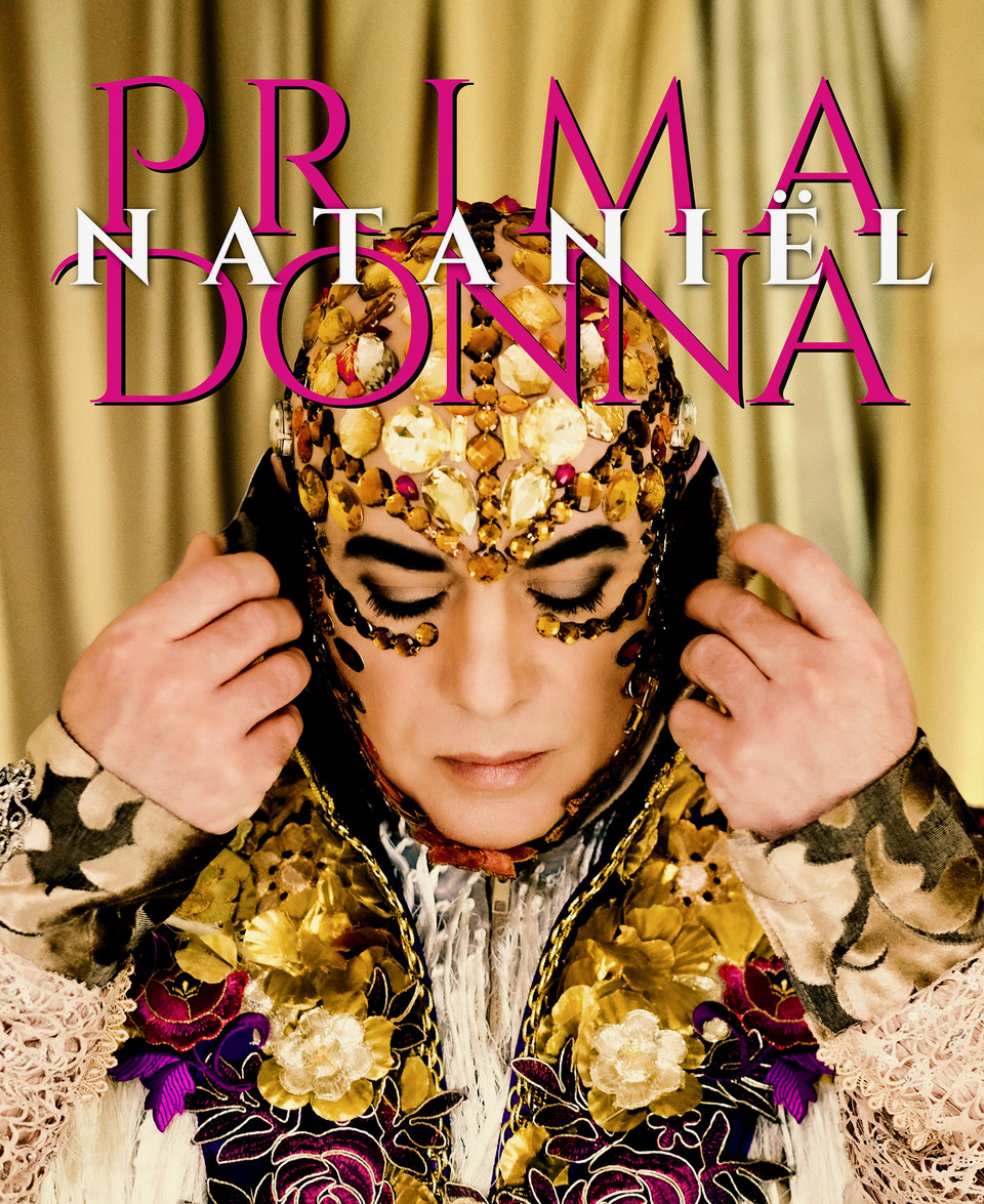 WHILE SHIMMERING IN GLITTER AND GOLD NATANIËL WILL BE TRIPPING THE