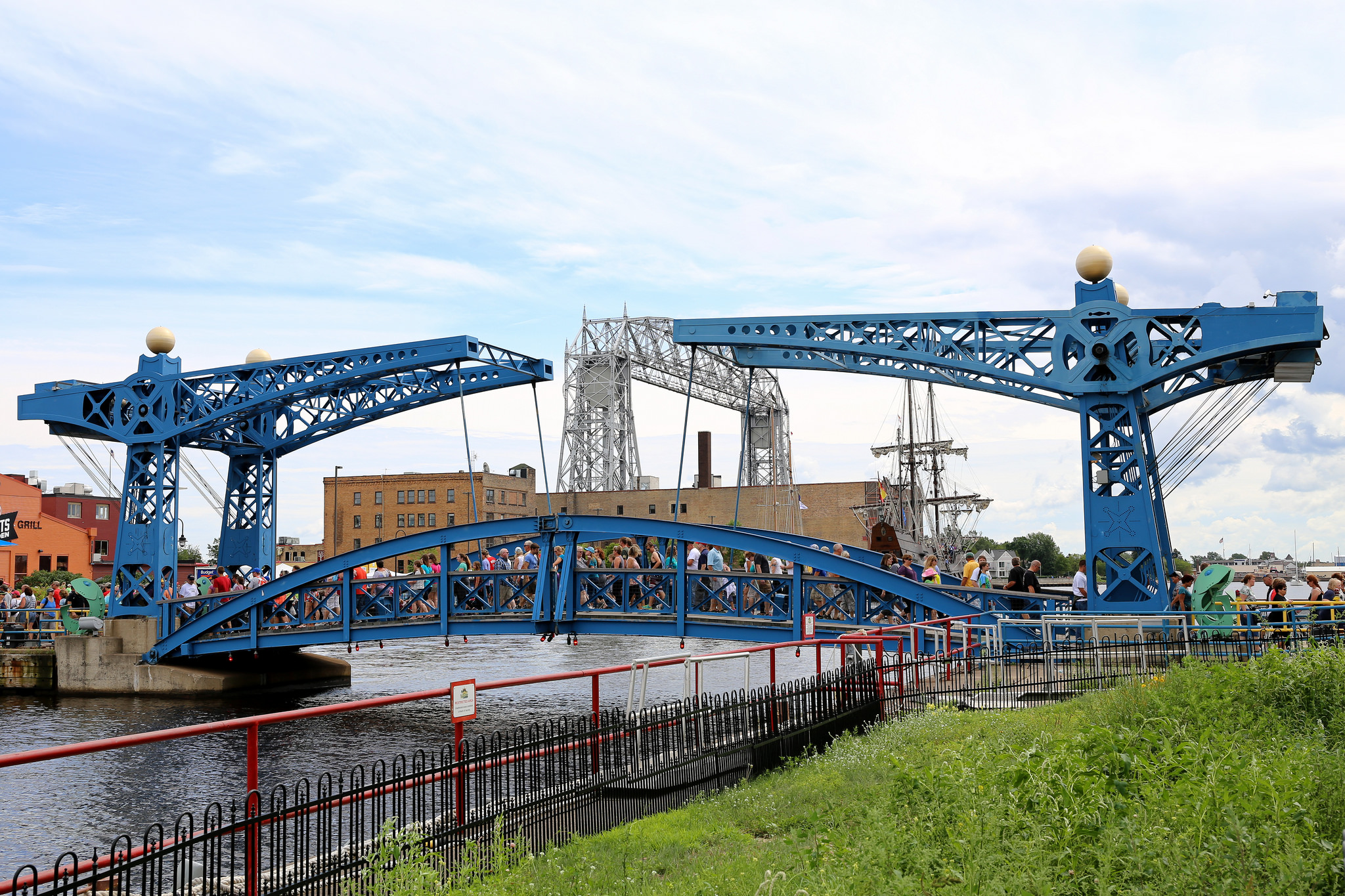 pedestrianbridge Duluth Entertainment Convention Center