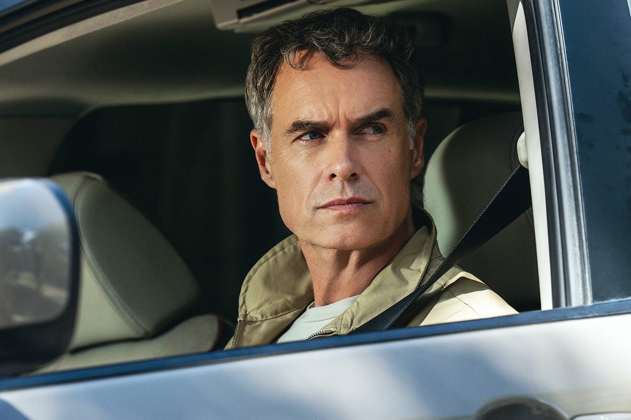 ‘Maximum Pleasure Guaranteed’s Murray Bartlett breaks down his deliciously devilish Episode 3 performance: “Dennis is kind of a sociopath”