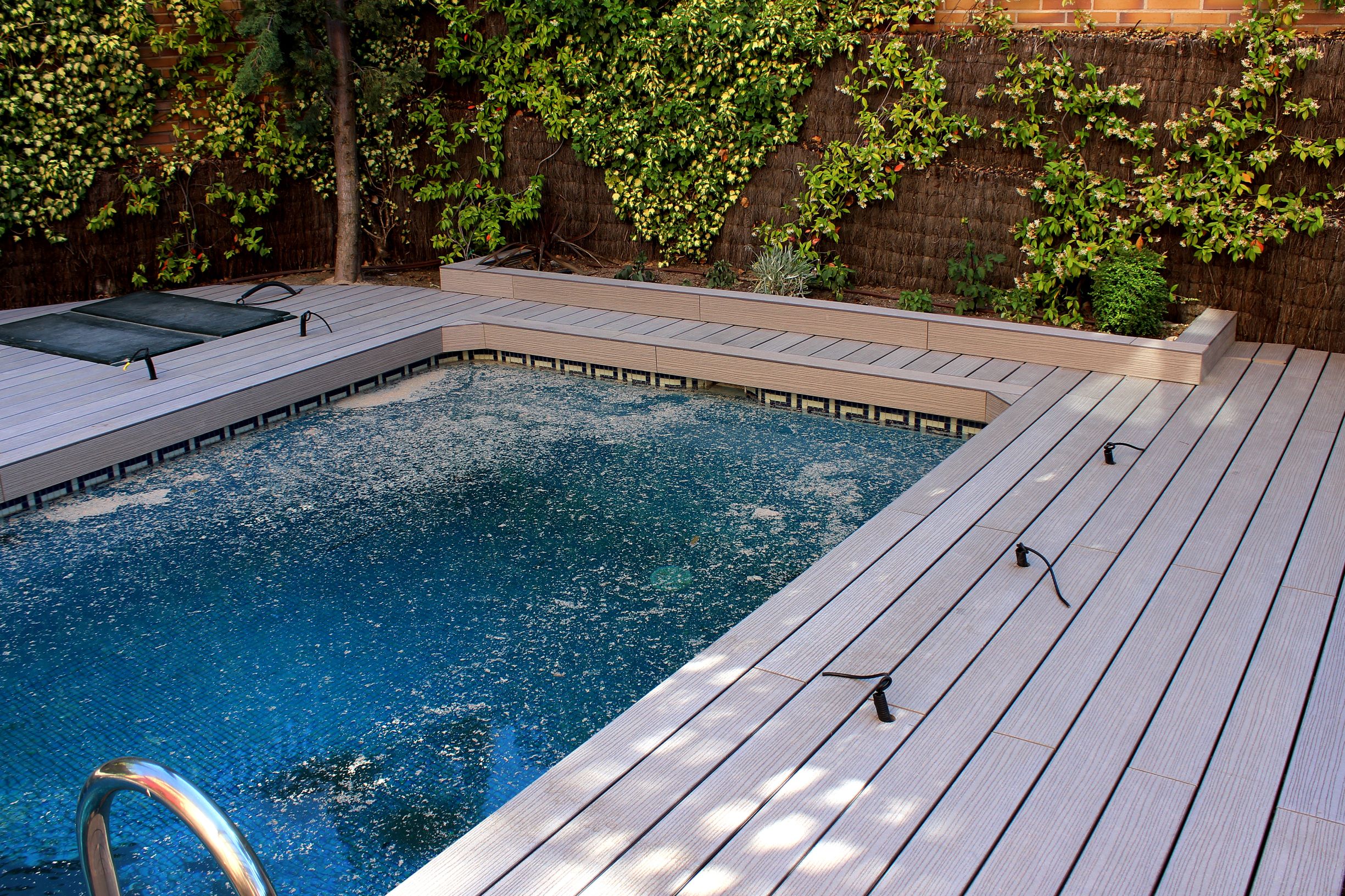 Choosing Materials for a Pool Deck dkr