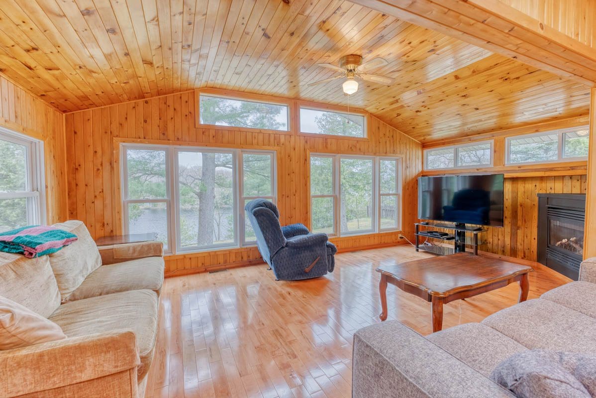 625,000, Sharbot Lake, 1015C Legion Road, Sharbot Lake, ON DeClute