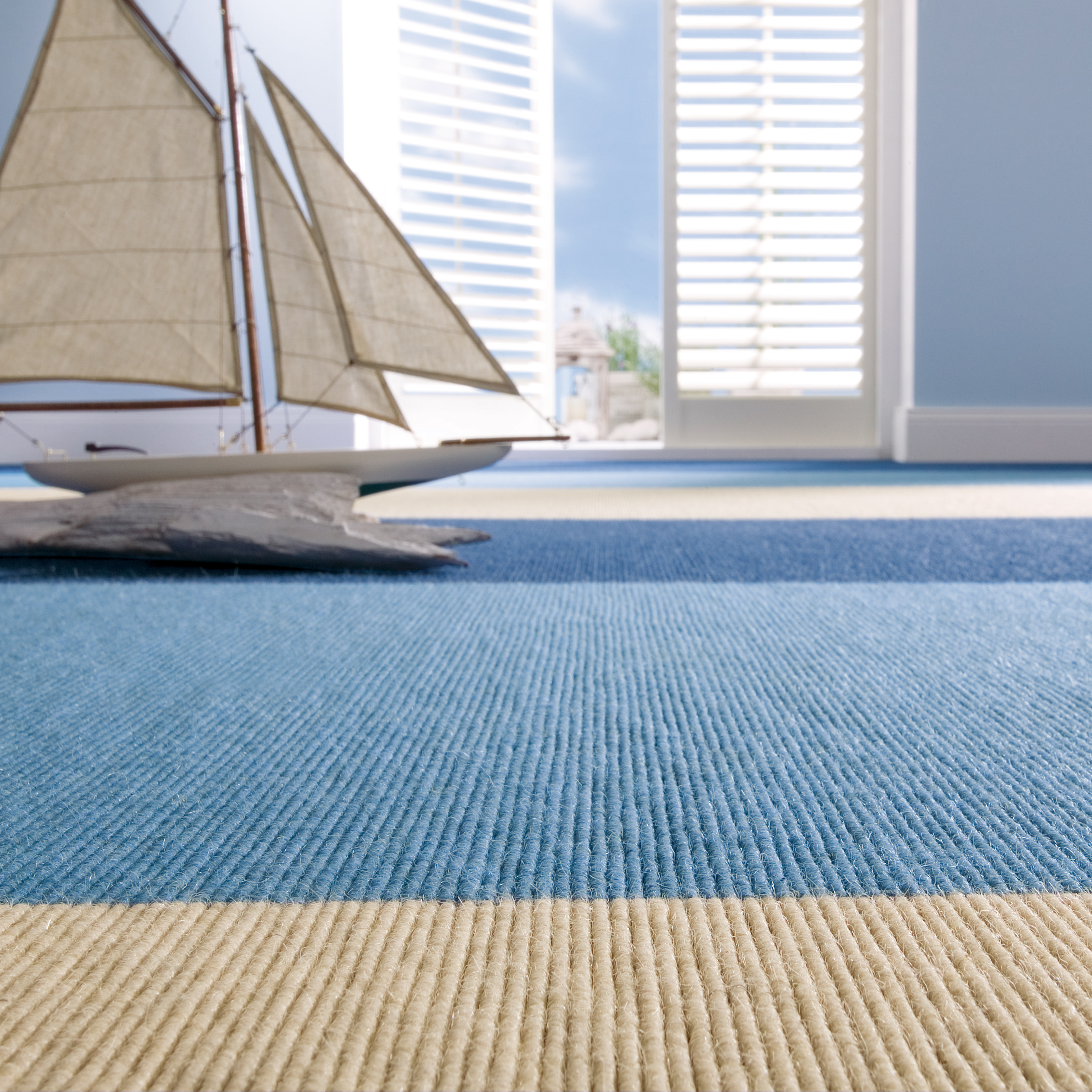 Blaubeige gestreifter Teppichboden von Tretford auf DECO.de
