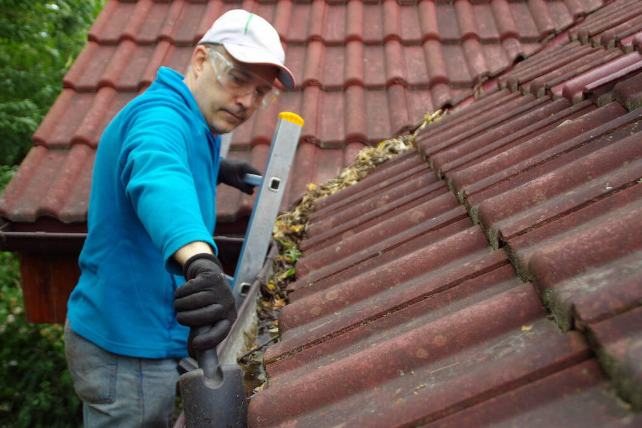How to Get Leaves Off Roof? 10 Ideas & Gutters