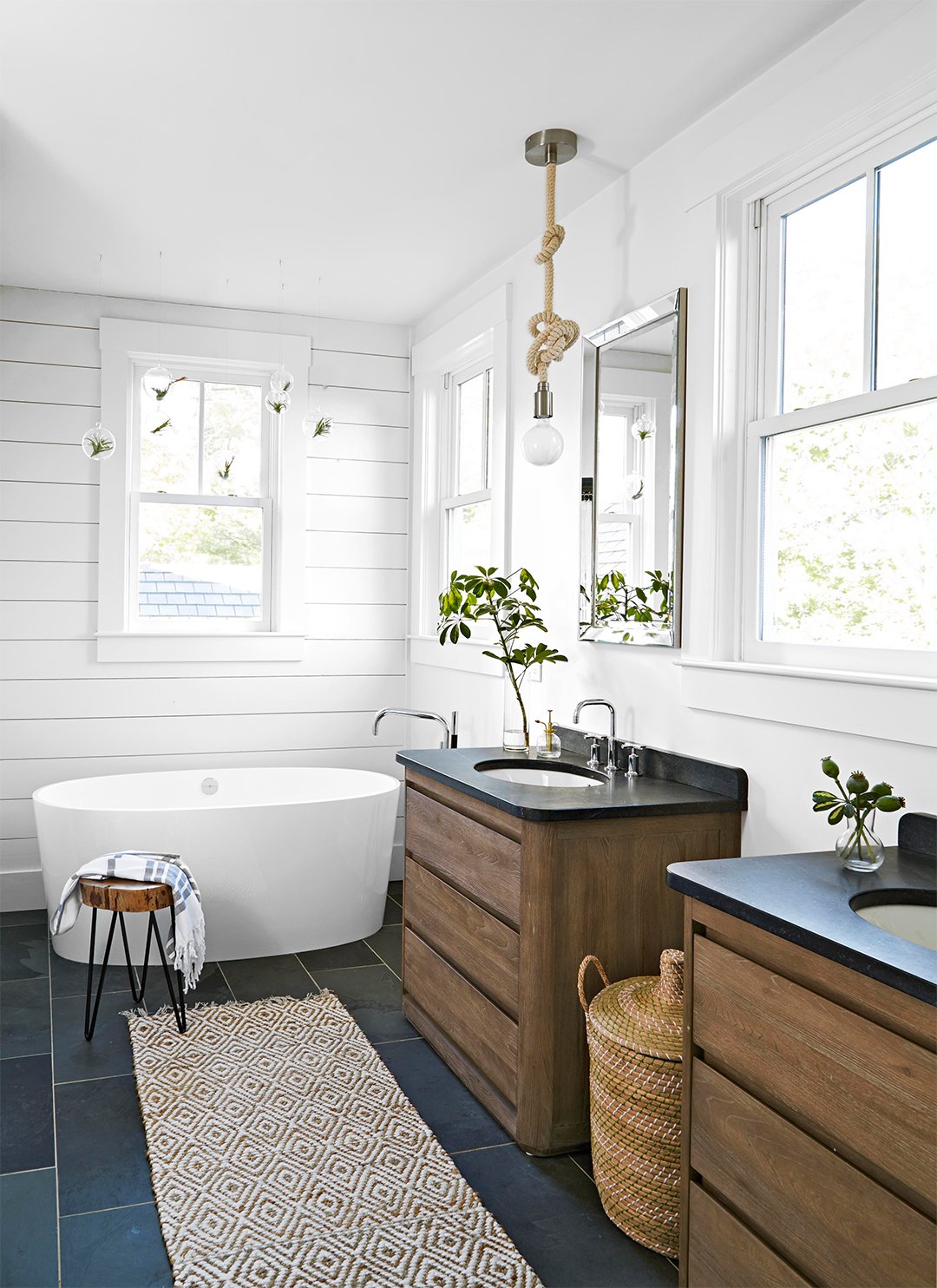 Buying a Bathtub? Here Are the Materials, Types, and Installation Tips