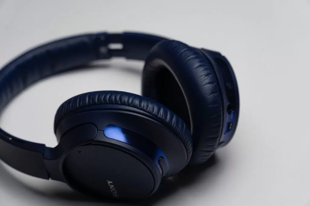 Can You Charge Bluetooth Headphones While Using Them? Decortweaks