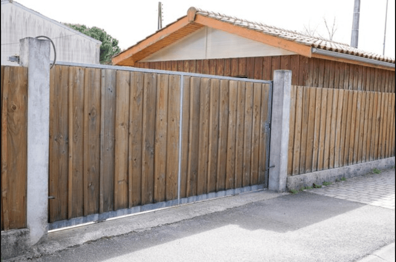 10 Pagar Kayu Unik, Ada yang Model Kombinasi! Decorus.id