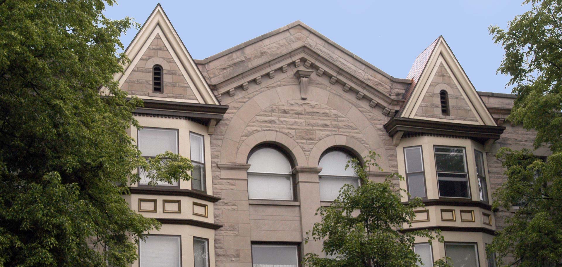 Uptown Apartments in downtown Bloomington Deer Park Management