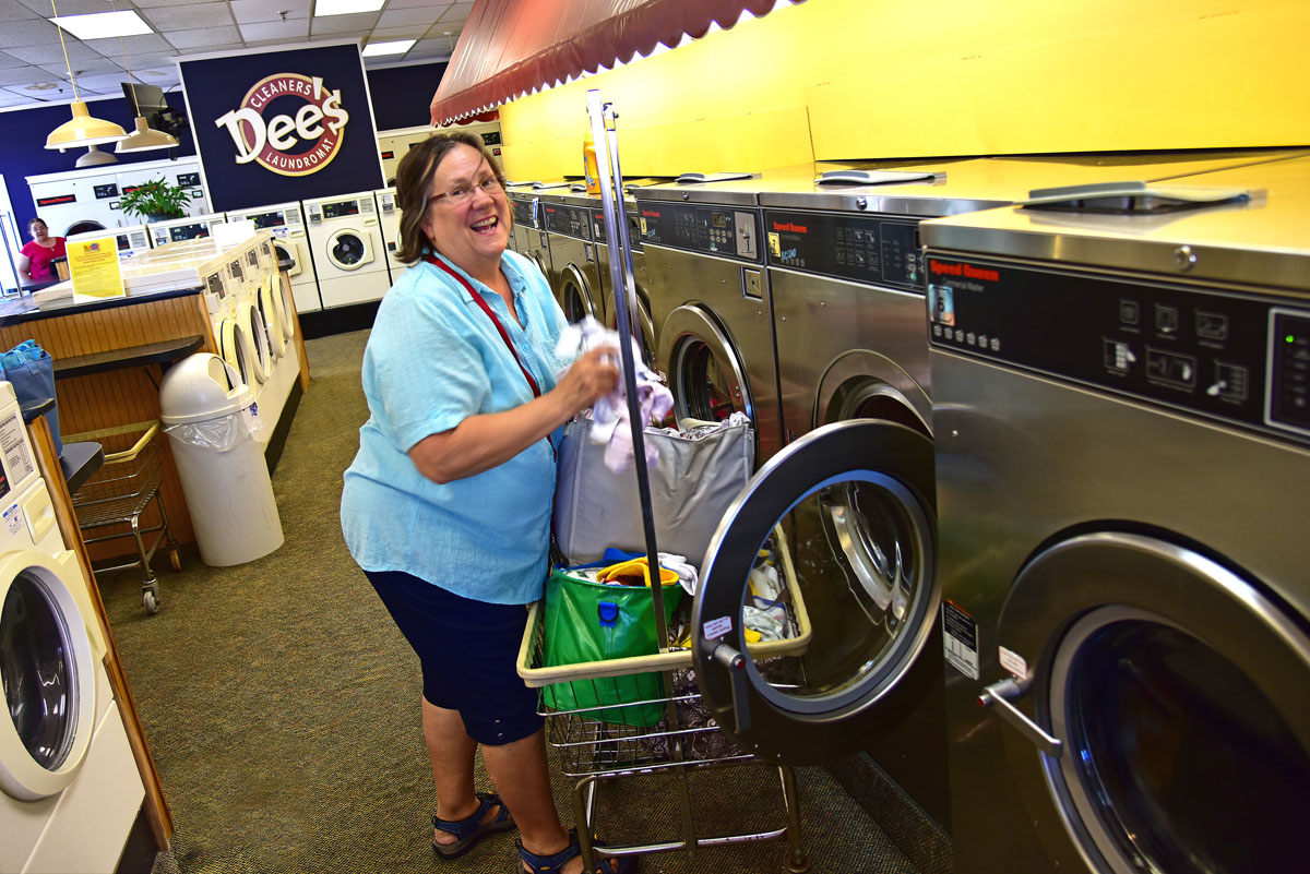 Dee's Cleaners & Laundromat The Cleanest, The Friendliest!