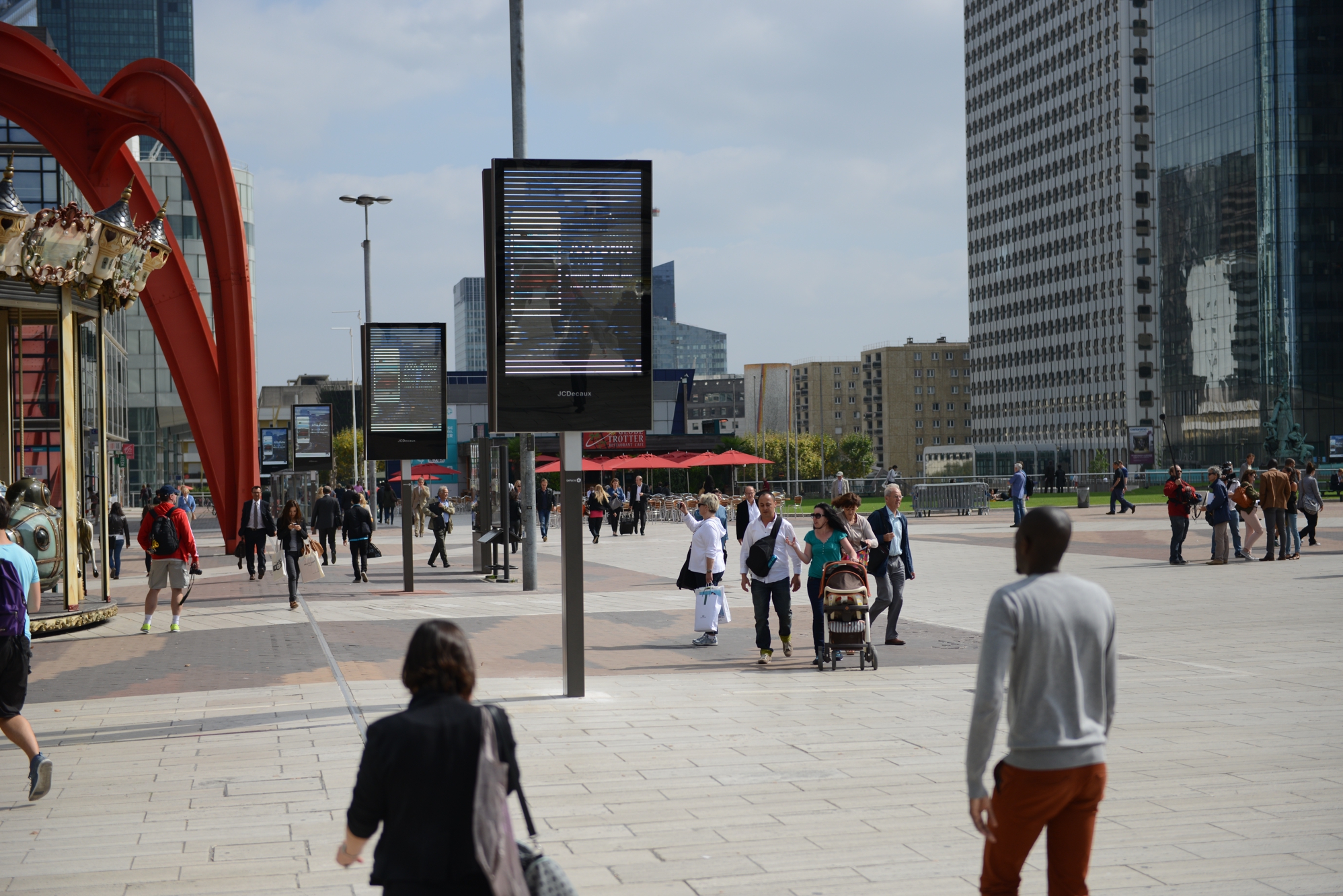 Des panneaux numérique sur la Place de La Défense Defense92.frDes