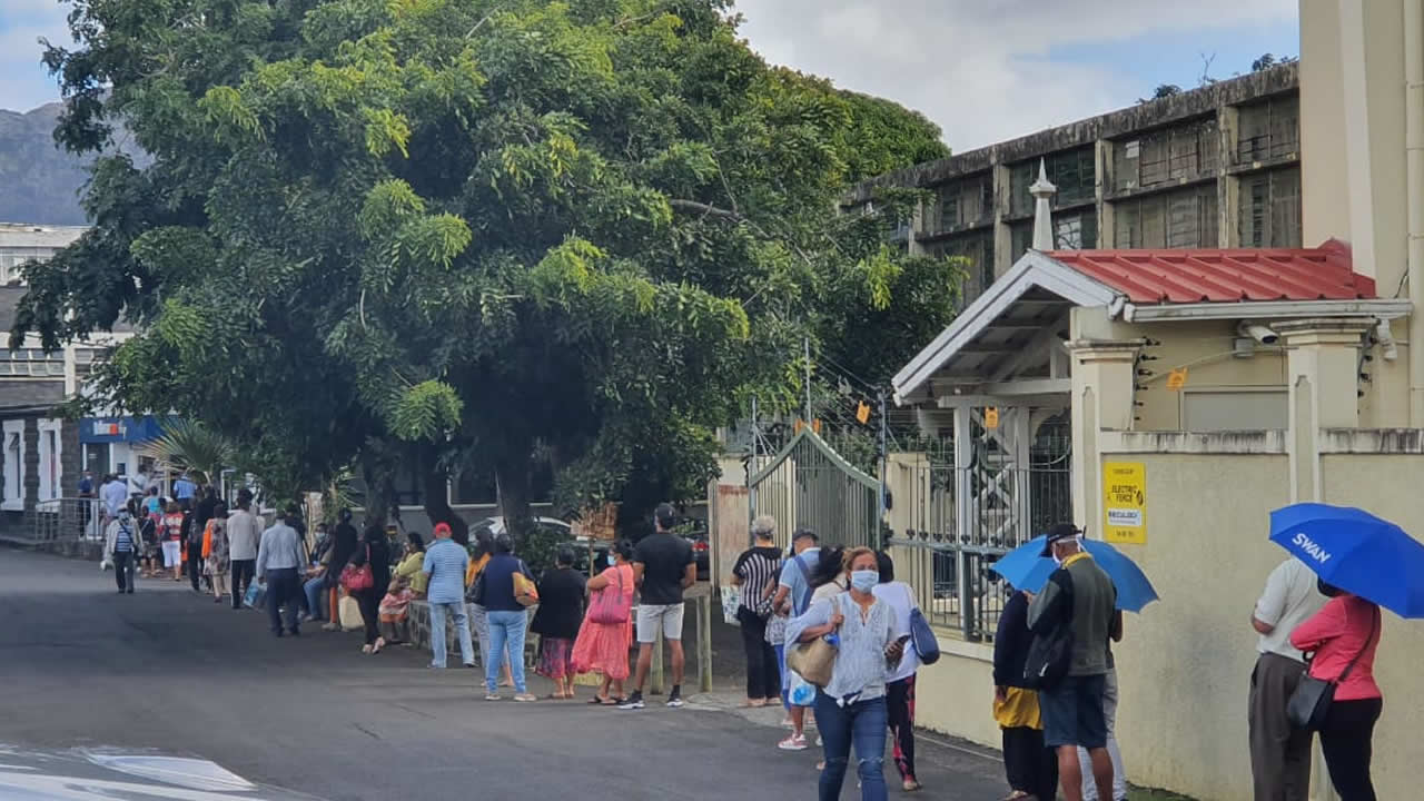 Impressionnante file d'attente devant la Shop de RoseHill