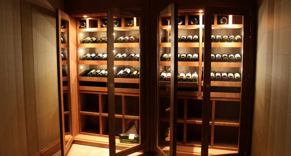 Armoire à vin sur mesure en chêne teinté Courchevel 2010