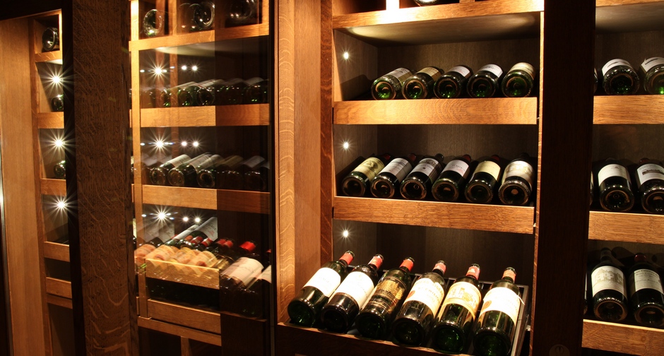Armoire à vin sur mesure en chêne teinté Courchevel 2010
