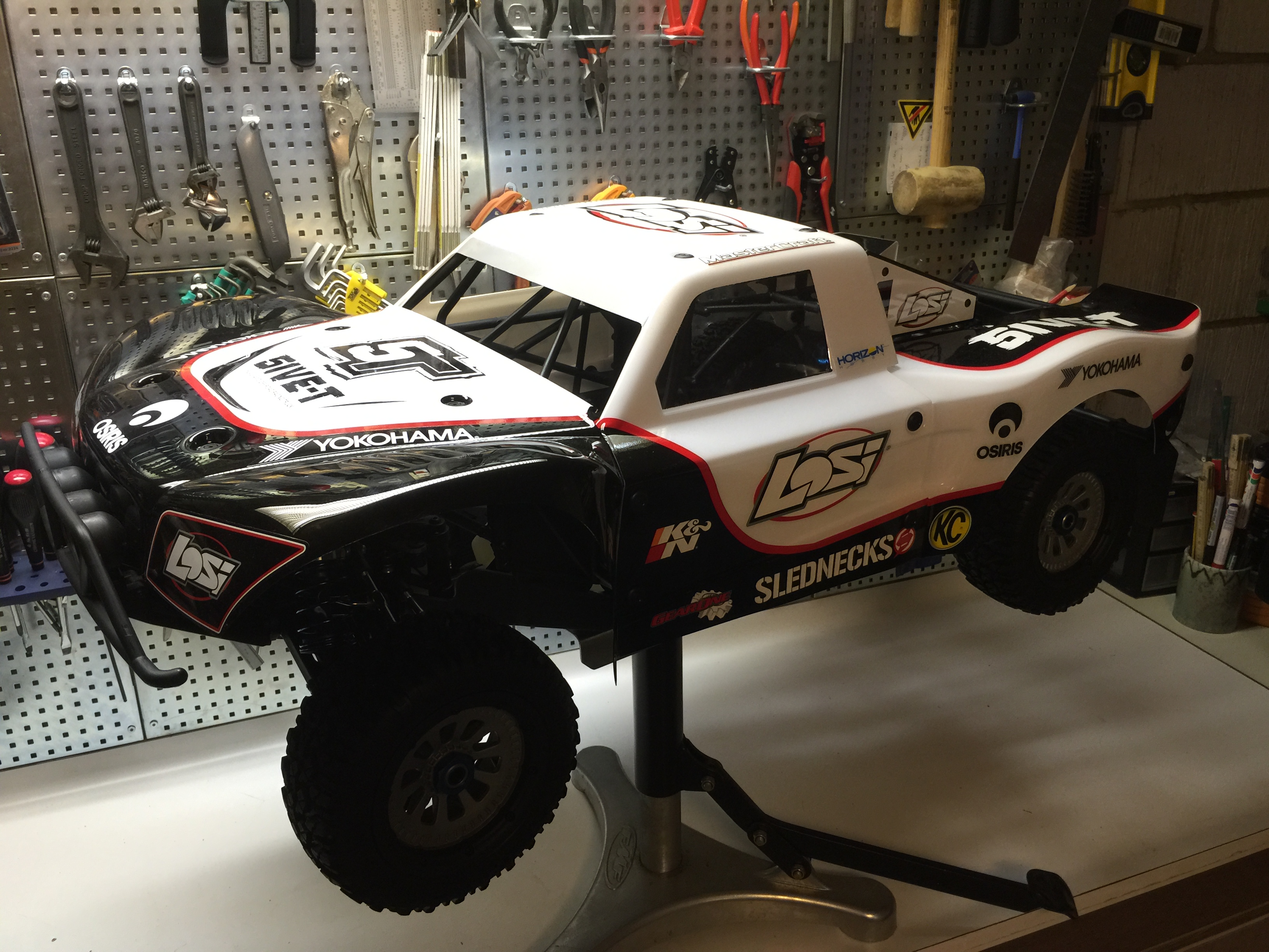 Building a Losi 5iveT Brushless (part 1) Stripping down the car