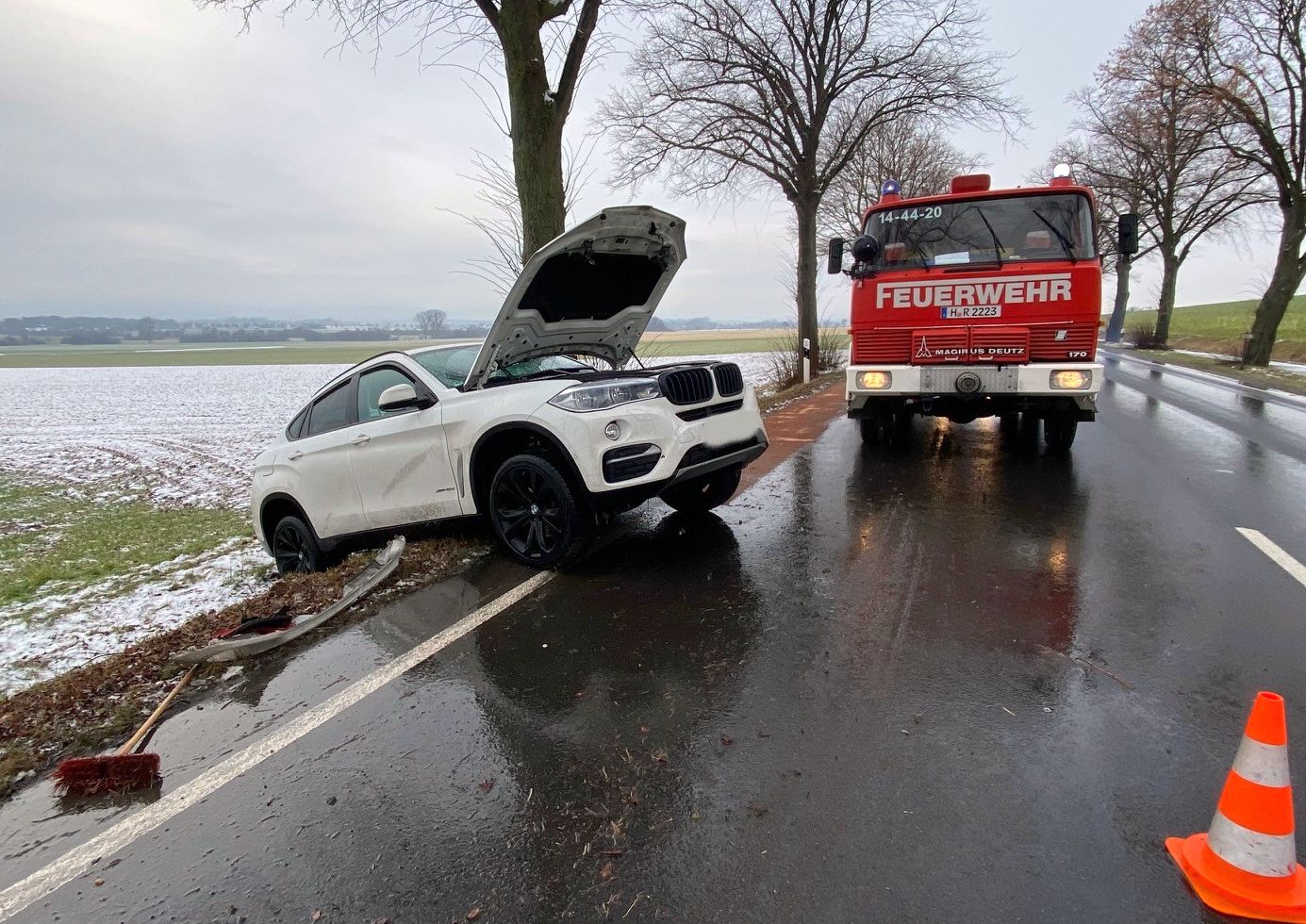 Unfall auf der B65 Fahrzeug touchiert Baum und landet im Graben