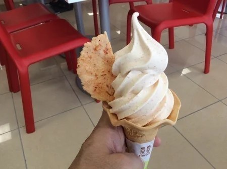 めんたいパーク かぁちゃんの店別館 茨城県大洗町 スイーツ 変わり種めんたいソフトクリームとクレミアソフトクリーム