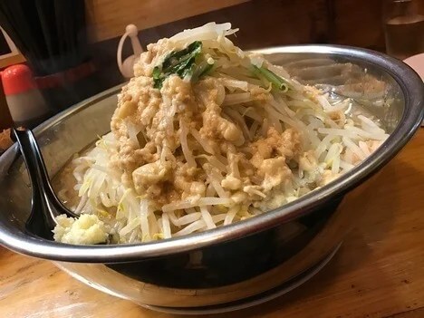 ラーメンだるま小倉店 福岡県北九州市 北九州市唯一の二郎系ラーメン店にて2件目の年越しそばはボウルで麺マシ 大食い ラーメンだるま小倉店 福岡県北九州市 北九州市唯一の二郎系ラーメン店にて2件目の年越しそばはボウルで麺マシ 大食い