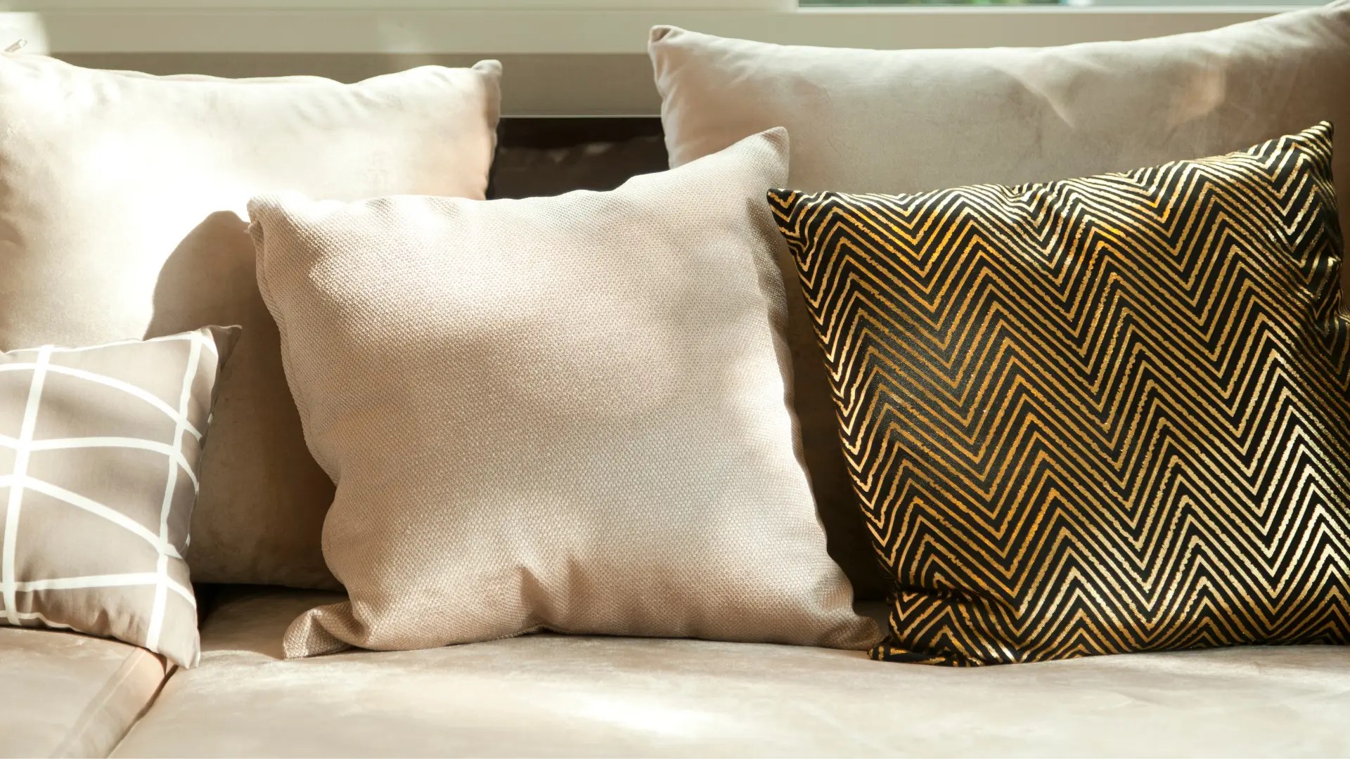 ¿Cómo combinar los cojines de un sofá beige? Dekodonia