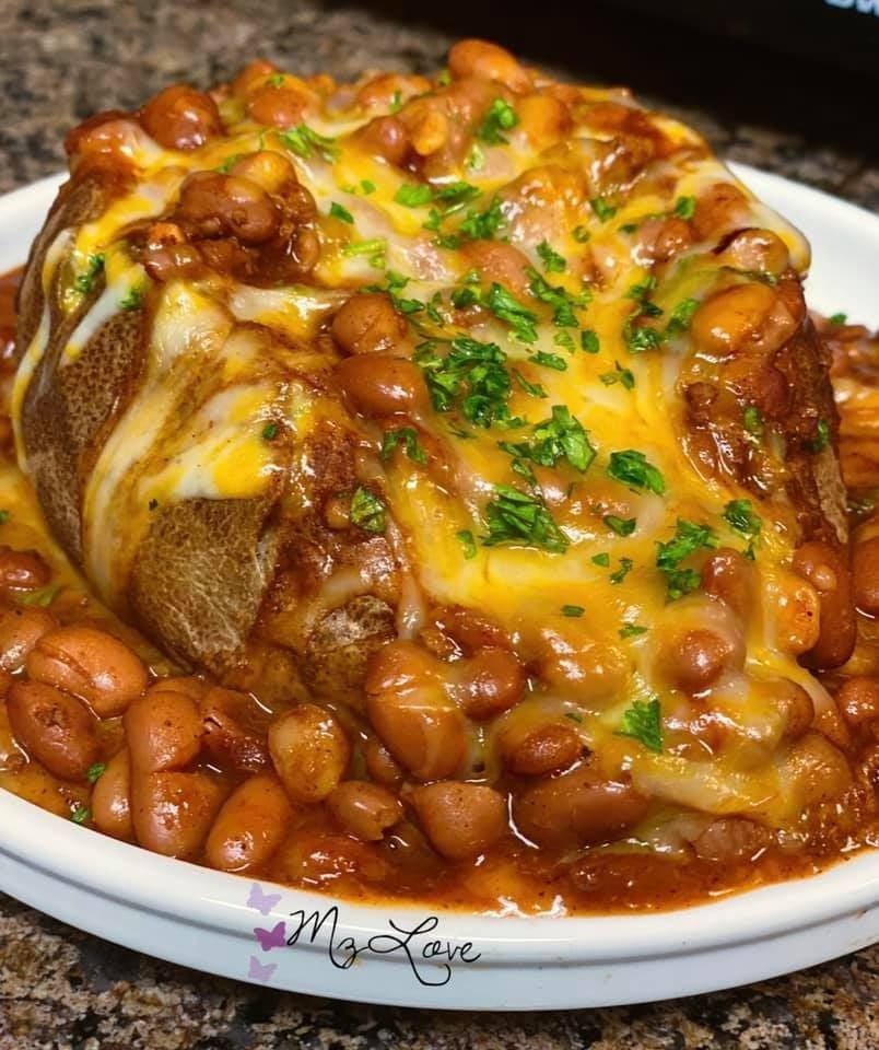 Chili baked potato with cheese Dekomfort
