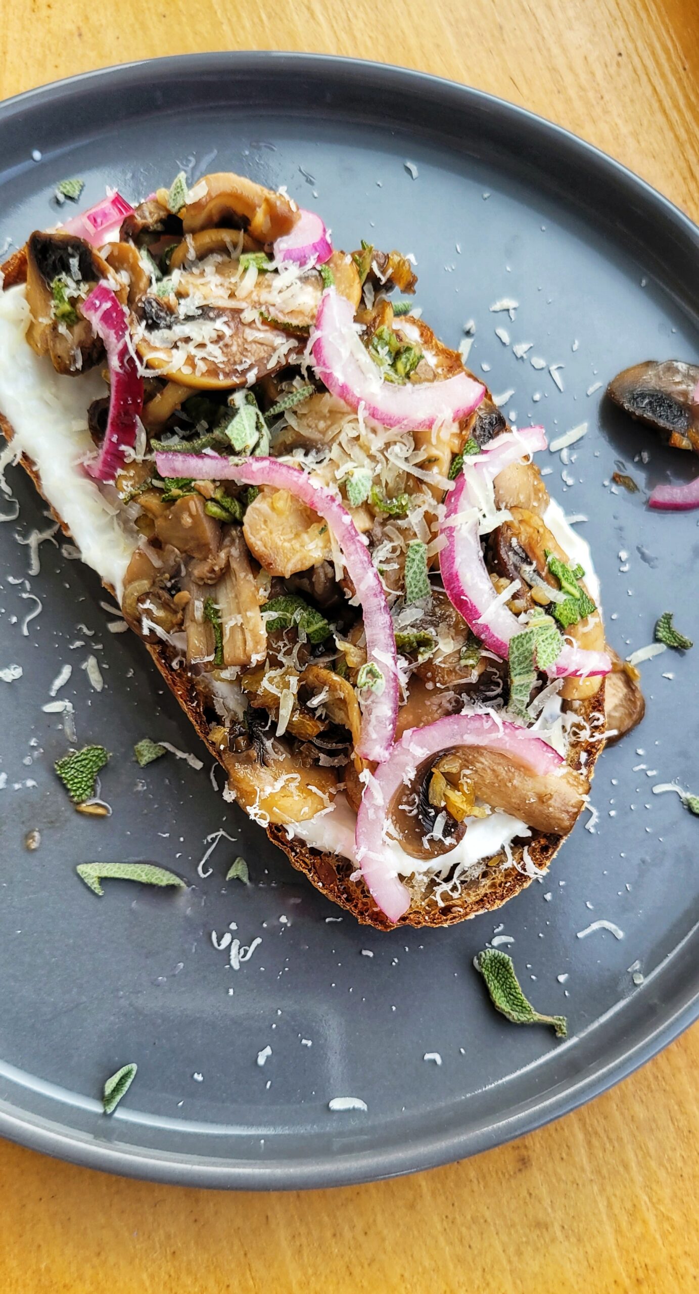 Herby Mushrooms on Toast Delalicious