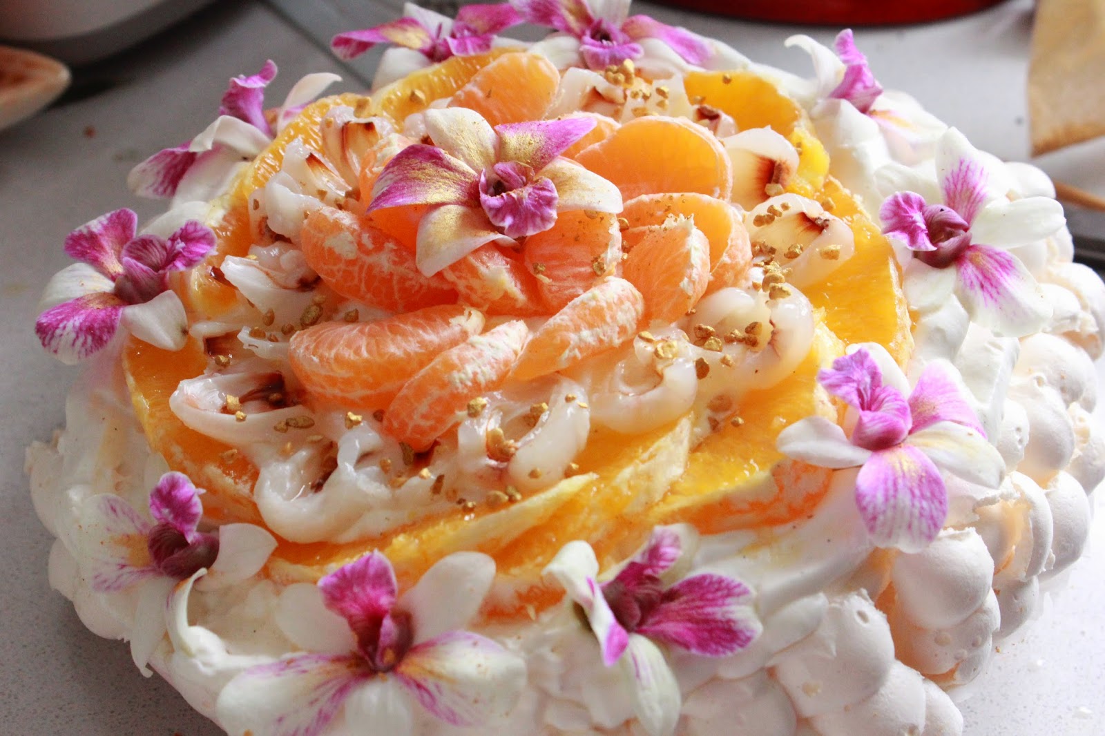 La pavlova aux fruits d'hiver litchi, clémentine et orchidées