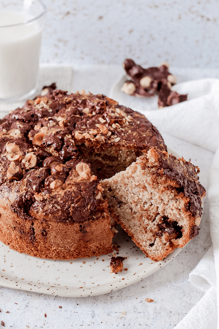 Torta con uovo di cioccolato fondente di Pasqua, senza burro e zucchero
