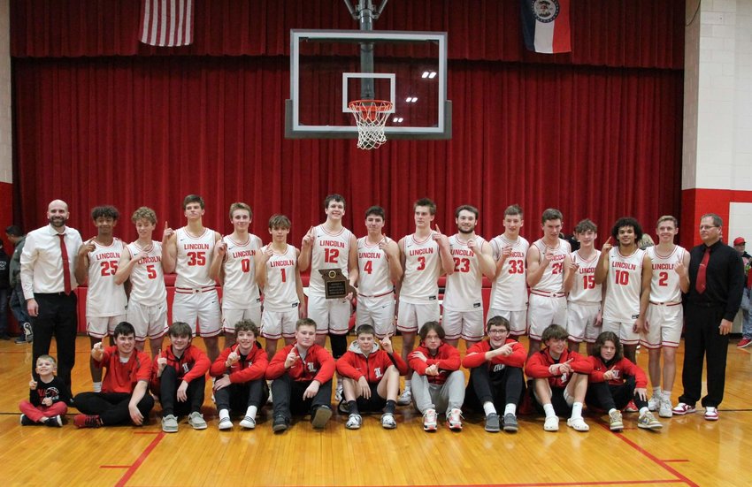 Lincoln Crushes Sacred Heart For Class 2 District 8 Title Benton