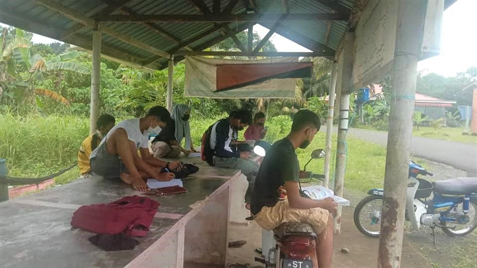 Pelajar terpaksa menjawab peperiksaan di pondok kedai, capaian