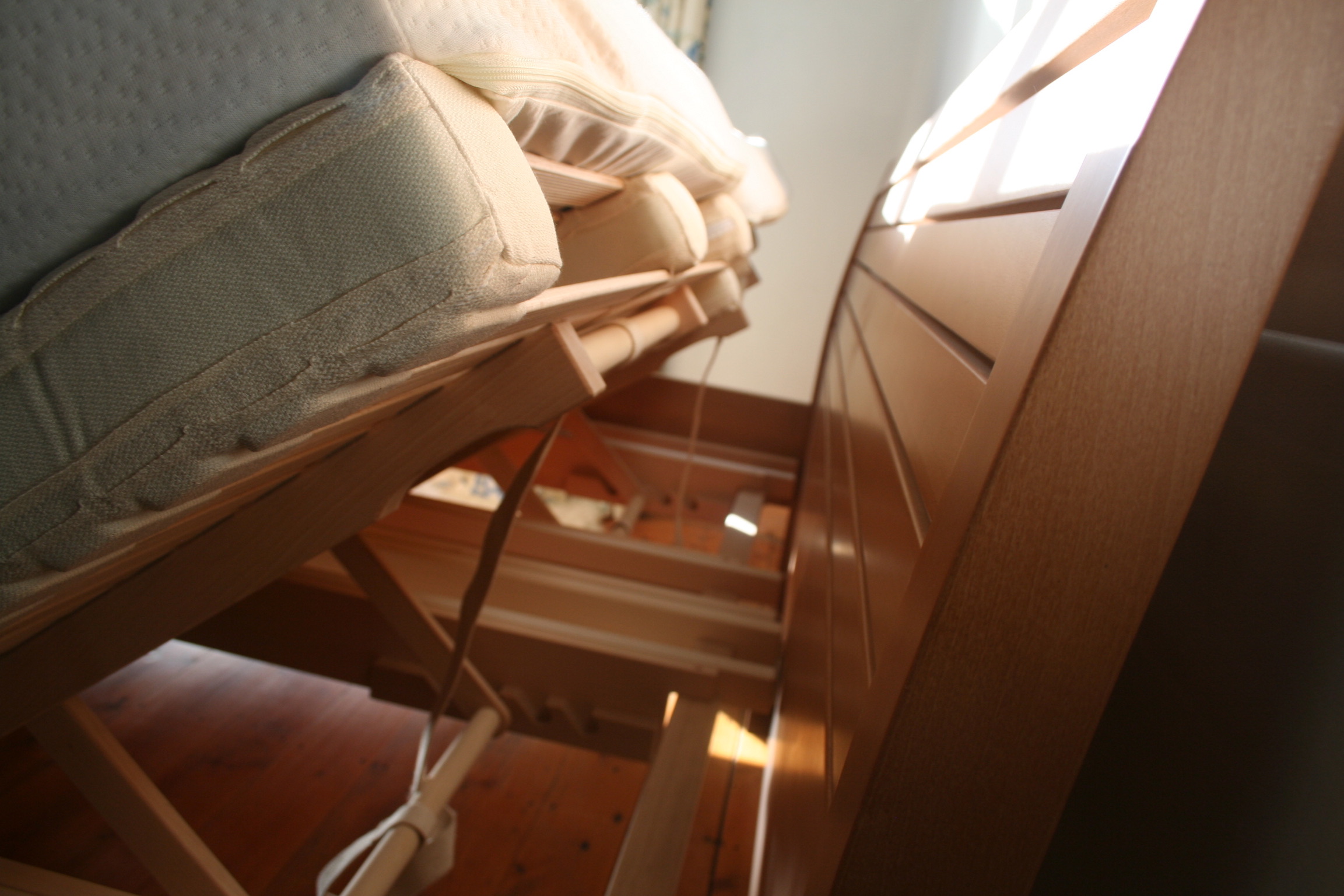 Manually Adjustable Head Lift for Standard BedSystems Demko The