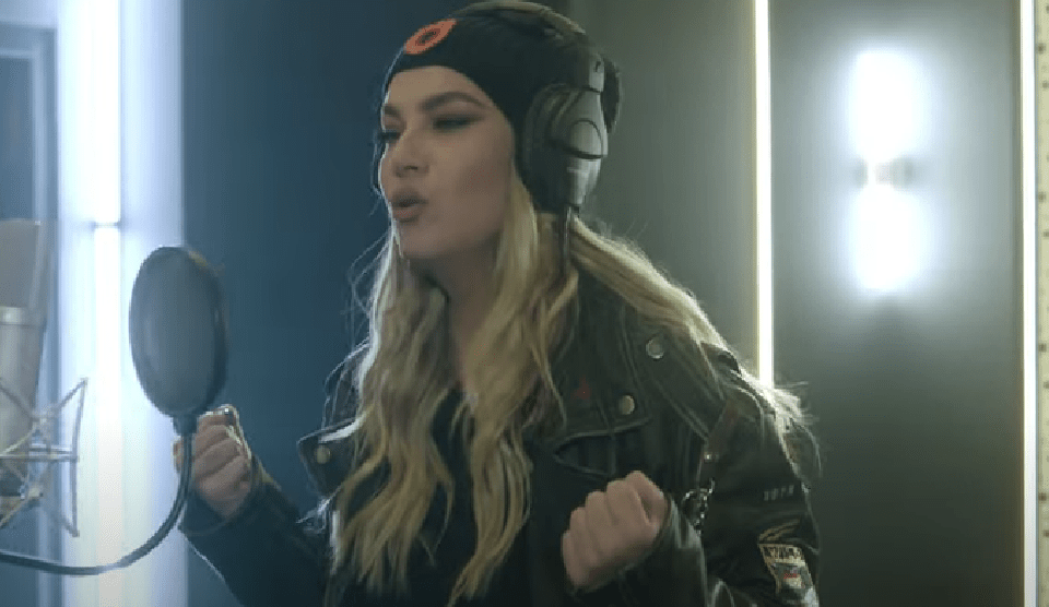 Kënga “Komandant” e Leonora Jakupit, “dridh” Serbinë Demokracia