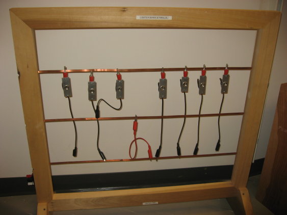 Lights in Series and Parallel | Swarthmore Physics Demonstrations