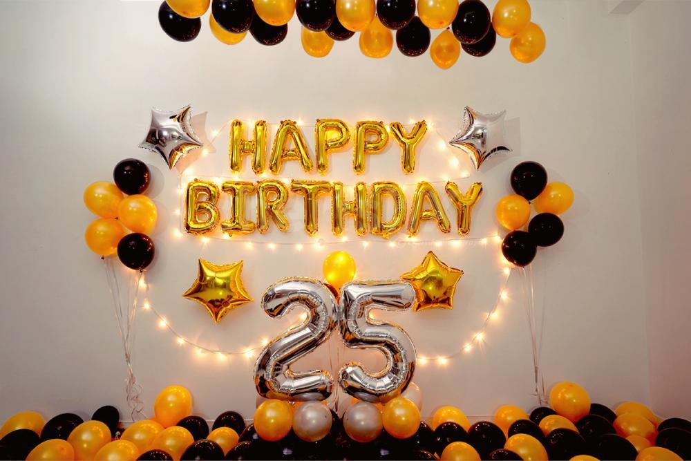 The black and golden birthday decor for celebrations