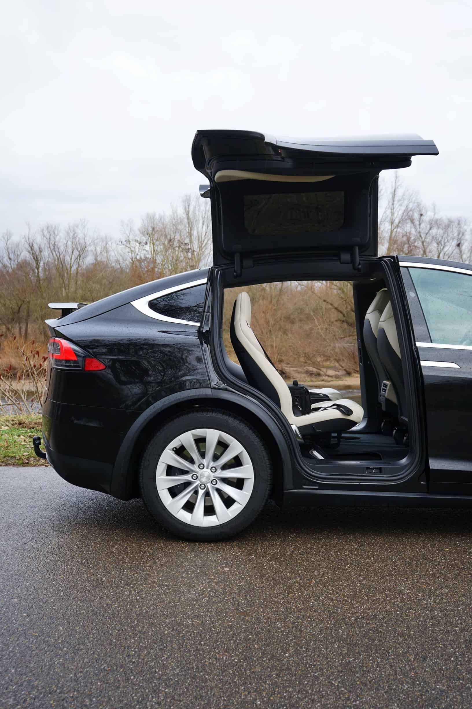 Tesla Model X – Das E-SUV mit Coolness-Faktor 9 Tesla Model X – Das E-SUV mit Coolness-Faktor