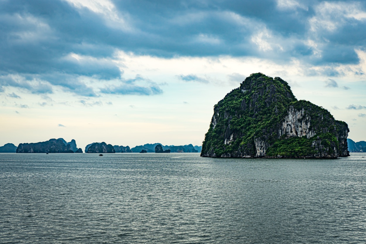 Erste Testfahrt im neuen, voll-elektrischen Vinfast VF 8 9 Ha Long Bay