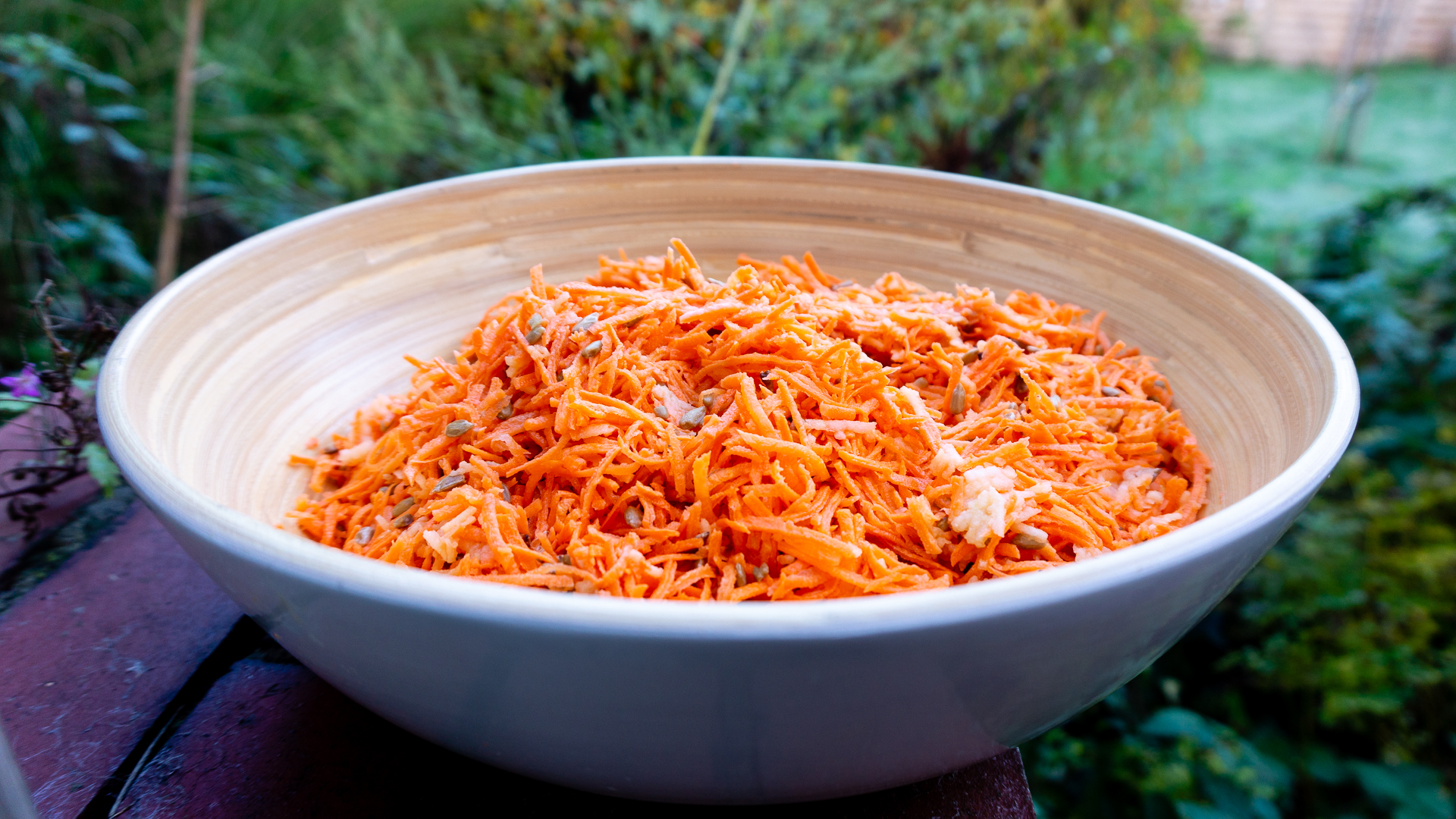Nussiger Möhrensalat mit Äpfeln So wird er gemacht! Der Bio Koch